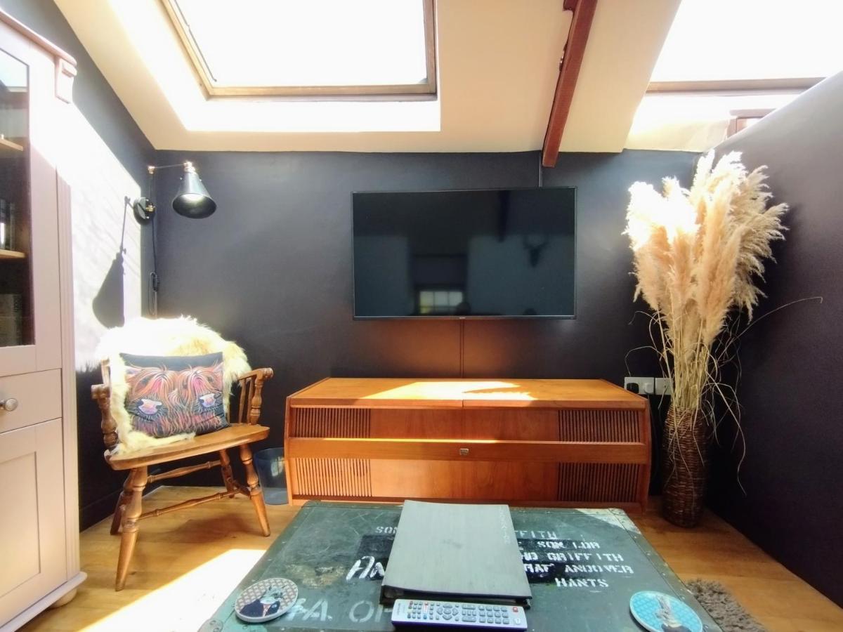 Cosy Barn On Rural Smallholding With Alpacas, Goats & Pigs Stithians Extérieur photo
